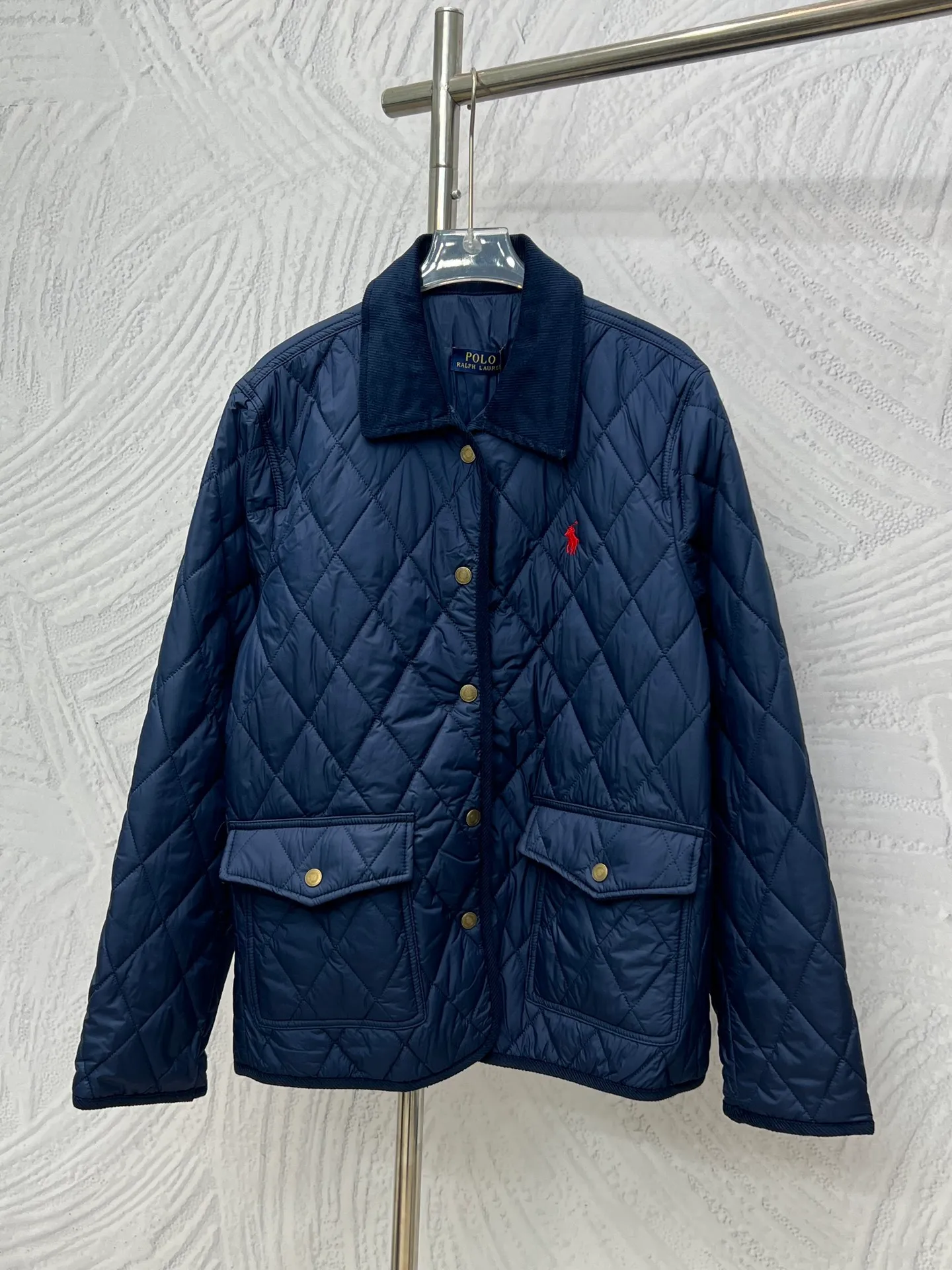 P350 Ralph Lauren logo embroidered diamond plaid corduroy cotton jacket. Exquisite small logo embroidery on the chest, corduroy color-blocked lapels, pocket design showing details, customized accessories, complete with three standards. Size: S M L XL